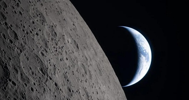 رنگ نیمه پنهان ماه خاکستری نیست