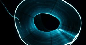 نقاط تاریک داخل نور