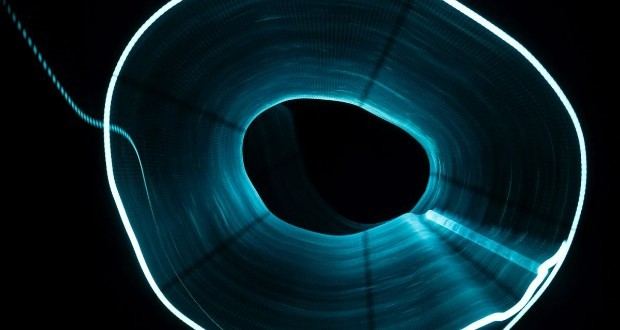 نقاط تاریک داخل نور