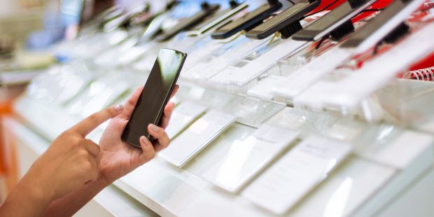 اثر بسته شدن تنگه هرمز روی صنعت موبایل و لپ تاپ