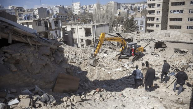 گرفتار شدن زیر آوار