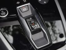 آئودی Q5 e-tron - دکمه‌های کنترلی