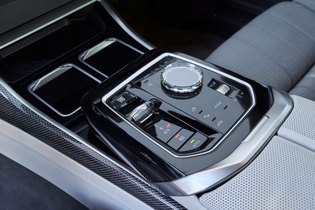 نمای کابین بی‌ ام‌ و 735i معین خودرو