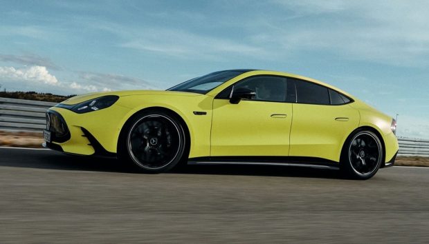 نمای جانبی مرسدس بنز AMG GT برقی