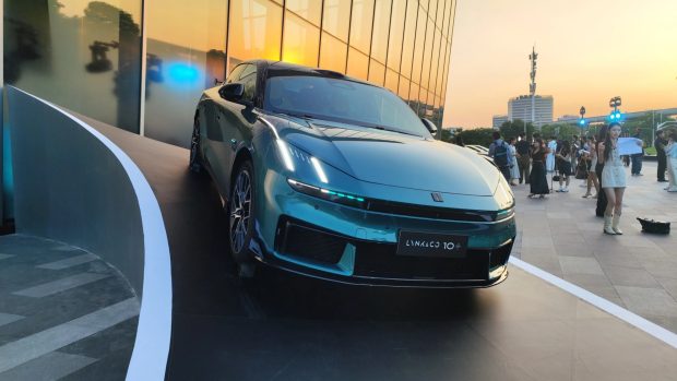 سدان برقی سری Lynk & Co 10
