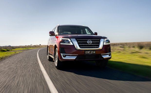 نمای جلو نیسان پاترول هشت‌سیلندر