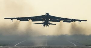 سقوط بمب افکن B-52
