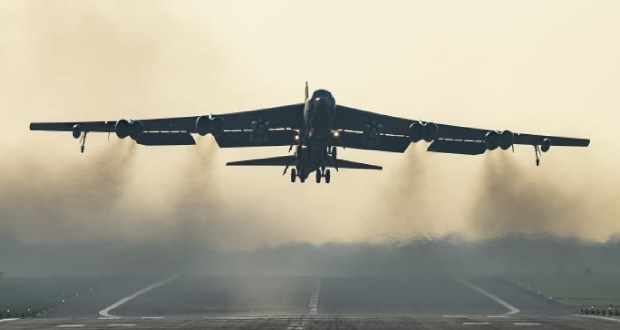 سقوط بمب افکن B-52