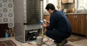تعمیرکار یخچال در حال ارائه خدمات تعمیر یخچال اصفهان در محل