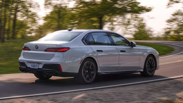 نمای عقب بی ام و 735i