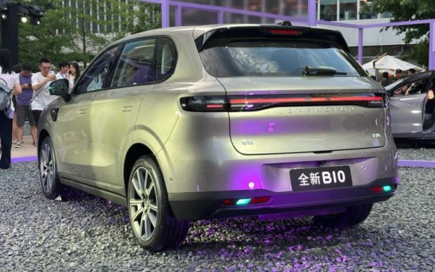 نمای عقب شاسی‌ بلند لیپ‌موتور B10