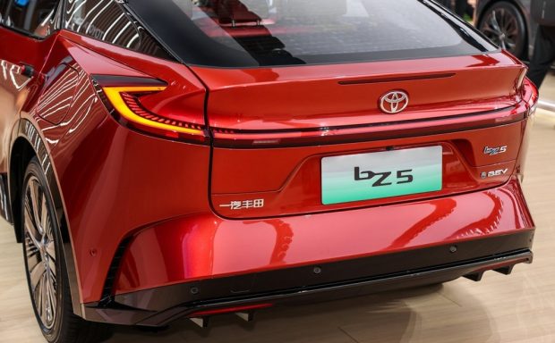 نمای عقب تویوتا BZ5