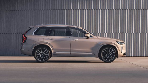 نمای جانبی ولوو XC90 آفتاب خودرو