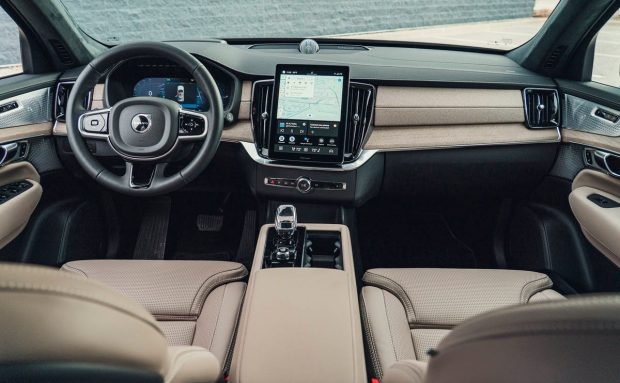 نمای داشبورد ولوو XC90 آفتاب خودرو