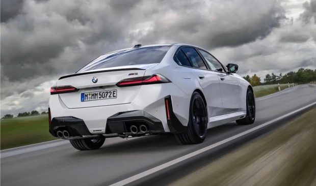 نمای عقب بی ام و M5 مدل 2028