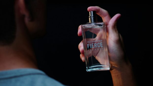 عطر زدن روی گردن