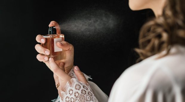 عطر زدن روی گردن
