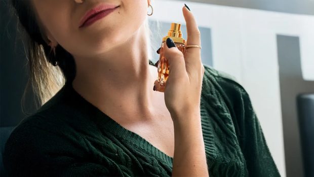 عطر زدن روی گردن