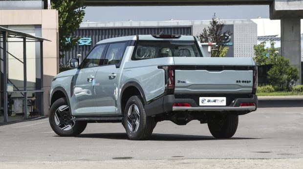 نمای عقب پیکاپ نیسان Z9 وارداتی