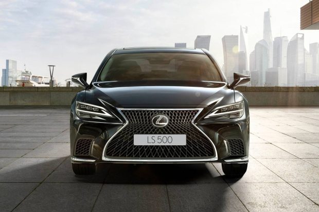 نمای جلو لکسوس LS500