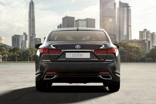نمای عقب لکسوس LS500