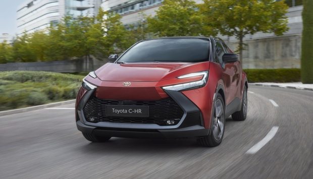 نمای جلو تویوتا C-HR پلاگین هیبرید