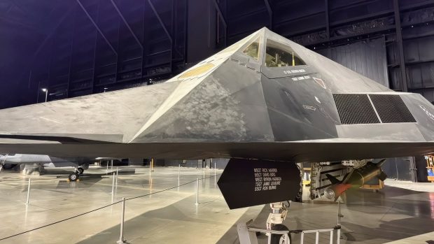 جنگنده پنهانکار F-117