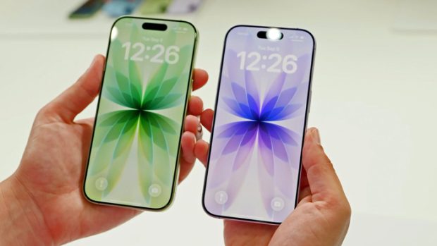 مقایسه گوگل پیکسل 11 با آیفون 17