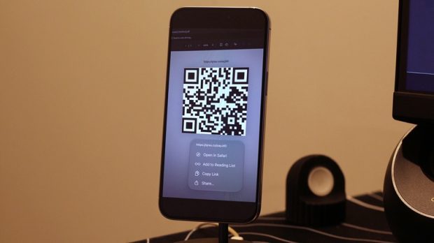 اسکن کد QR روی صفحه گوشی