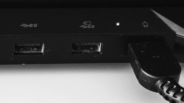 نماد باتری در کنار پورت USB