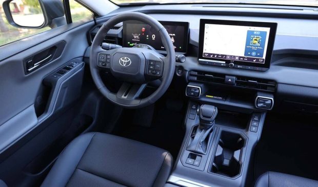 نمای داشبورد تویوتا RAV4 مدل 2026