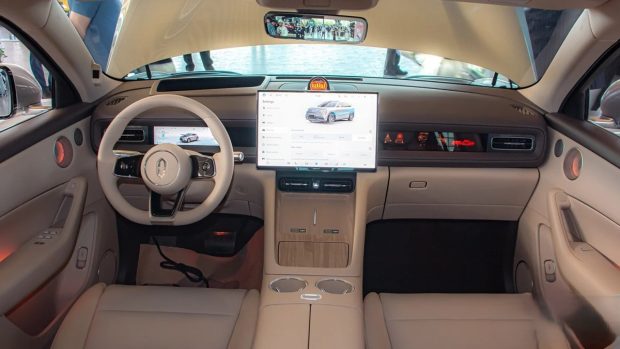 نمای داشبورد کراس‌ اوور آیتو M6