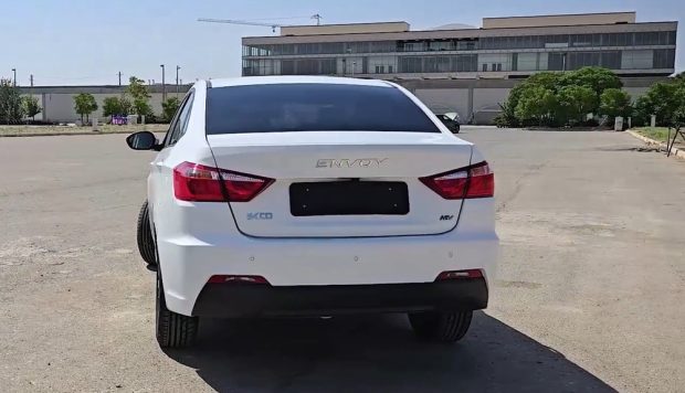 نمای عقب سدان هیبریدی اینووی