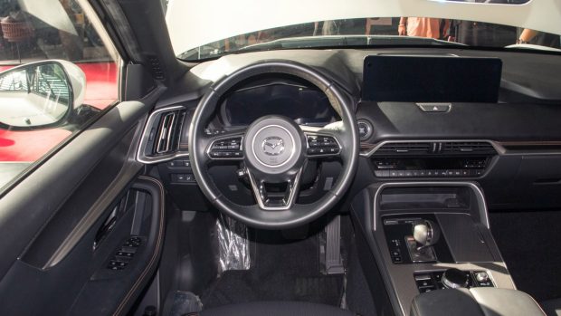 نمای کابین شاسی بلند مزدا CX90