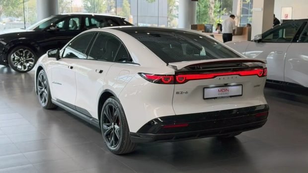 نمای عقب مزدا EZ-6 اسپرت