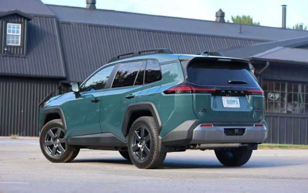 نمای عقب تویوتا RAV4 هیبرید 2026