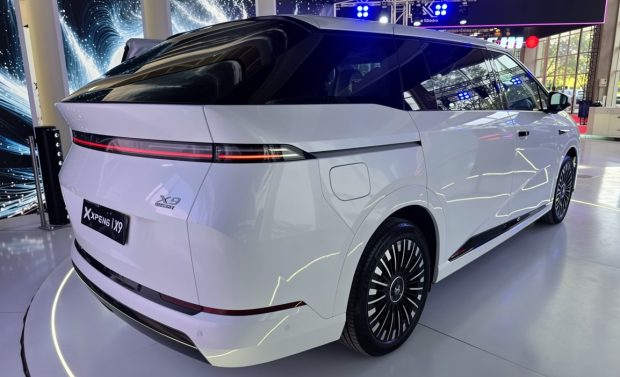 نمای عقب ون ایکس پنگ X9