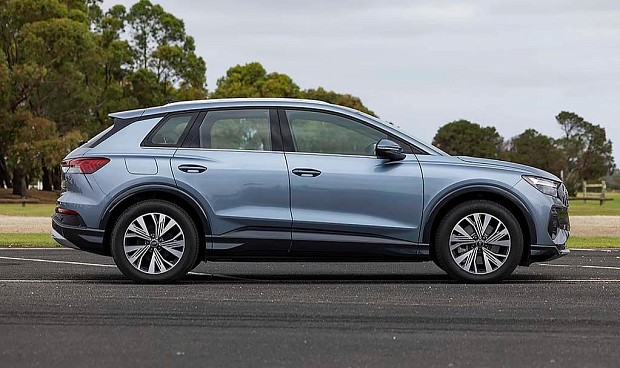 نمای جانبی آئودی Q4 e-tron 45 مدل 2026