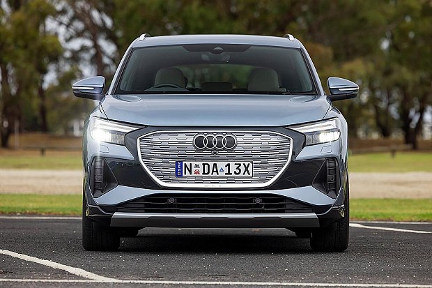 نمای جلو آئودی Q4 e-tron 45 مدل 2026