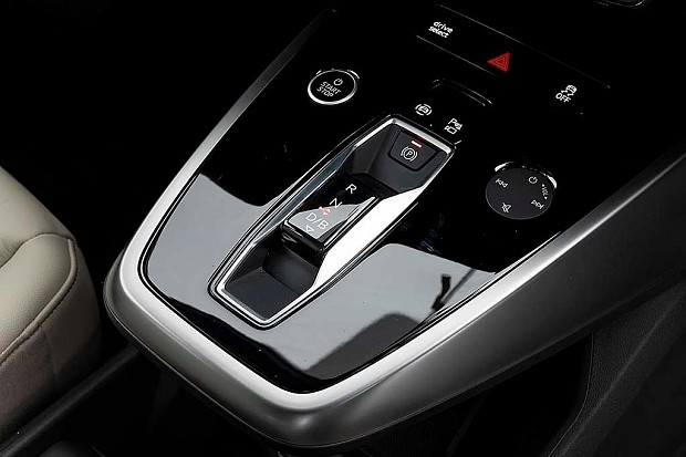 نمای کابین آئودی Q4 e-tron 45 مدل 2026