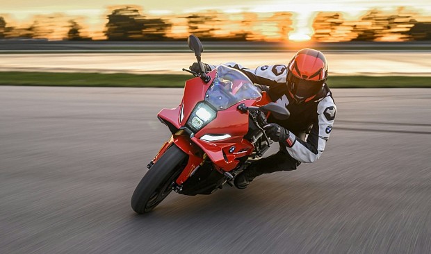 نمای جلو موتورسیکلت بی ام و F 450 RR