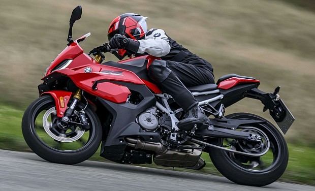 نمای جانبی موتورسیکلت بی ام و F 450 RR