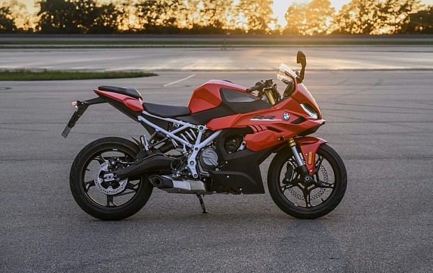 نمای جانبی موتورسیکلت بی ام و F 450 RR