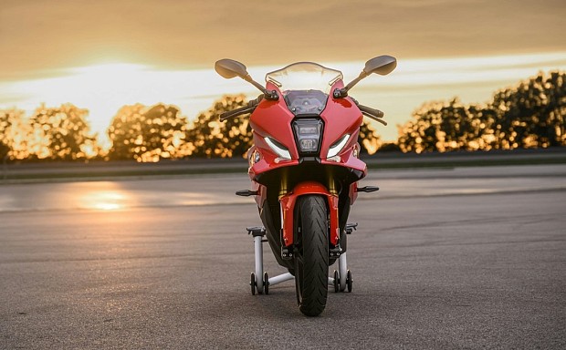 نمای جلو موتورسیکلت بی ام و F 450 RR