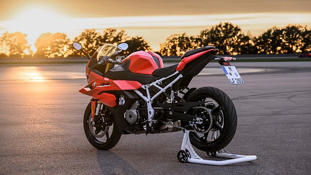 نمای عقب موتورسیکلت بی ام و F 450 RR