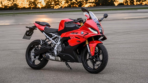 نمای جلو موتورسیکلت بی ام و F 450 RR