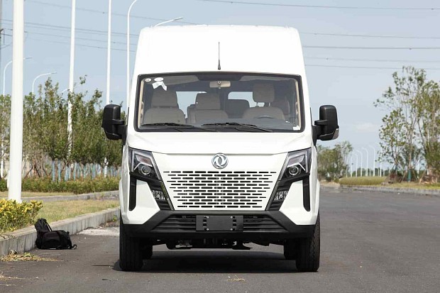 نمای جلو دانگ فنگ کاپیتان وی