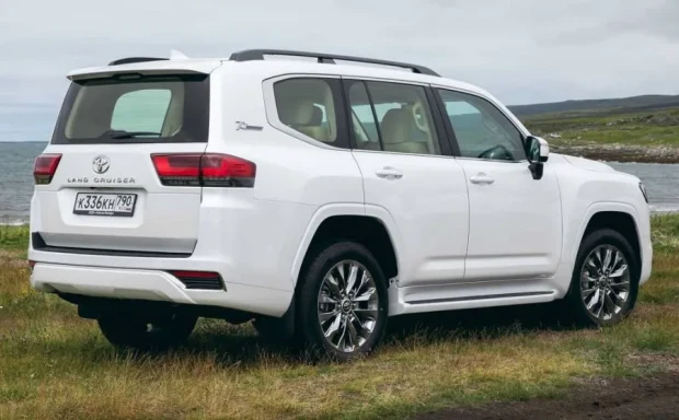نمای عقب تویوتا لندکروزر GXR