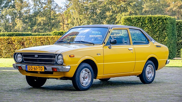 کرولا E30