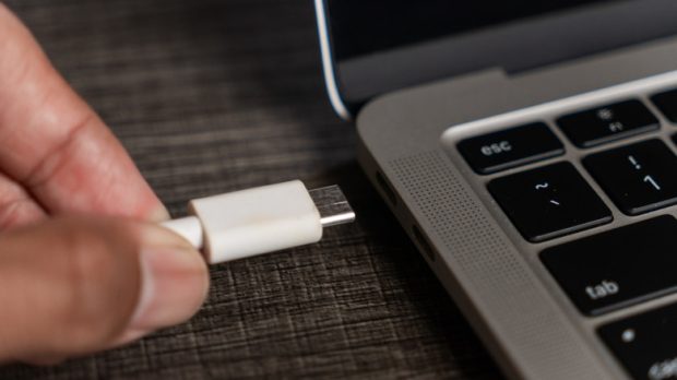 نماد D کنار پورت USB